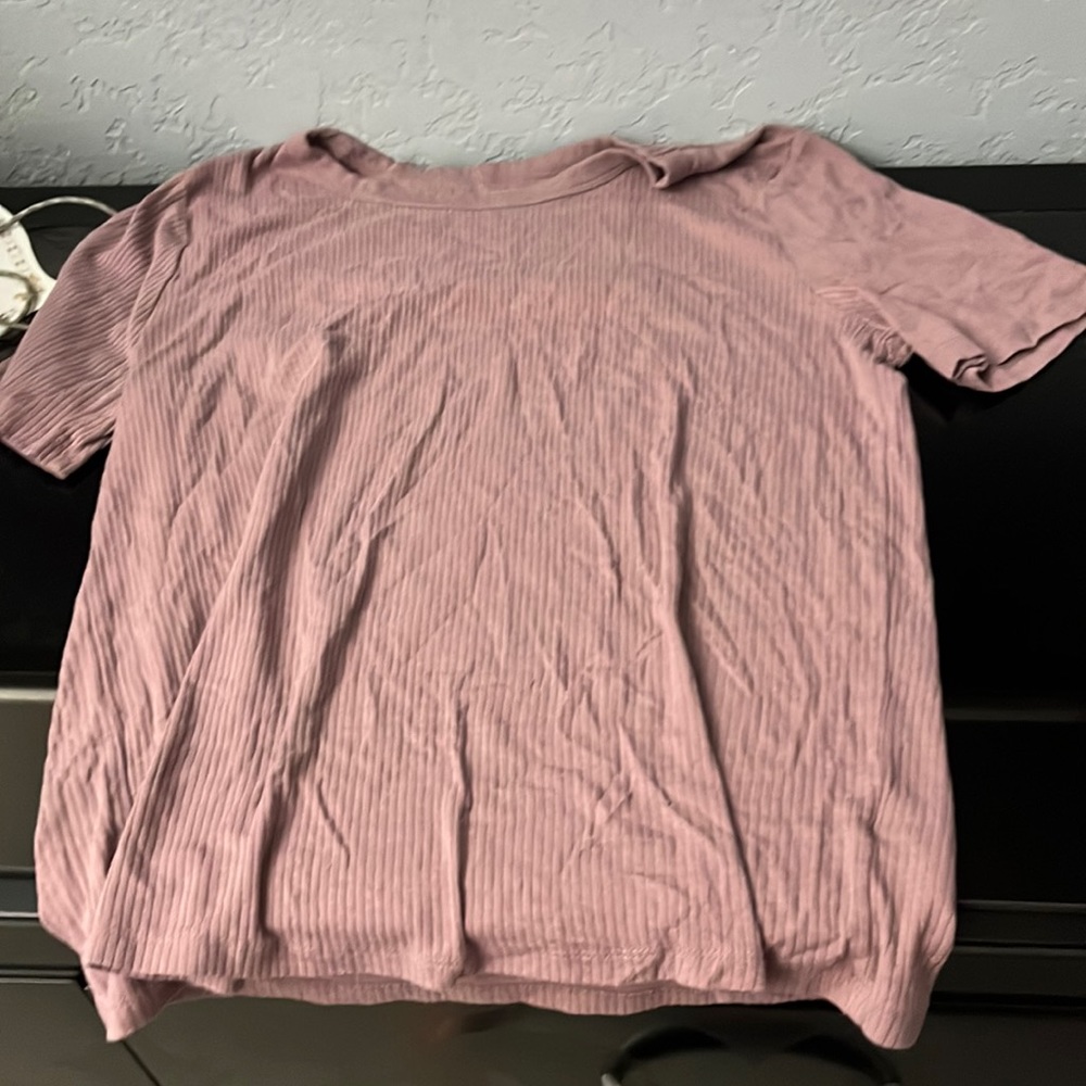 A kinda cropped purple tee